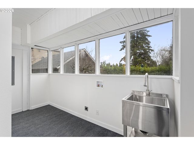 8130 Se MADISON St, Portland, OR 97215