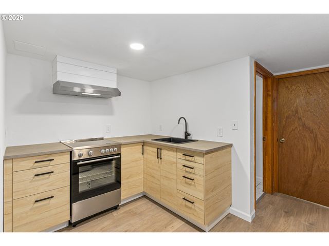 8130 Se MADISON St, Portland, OR 97215