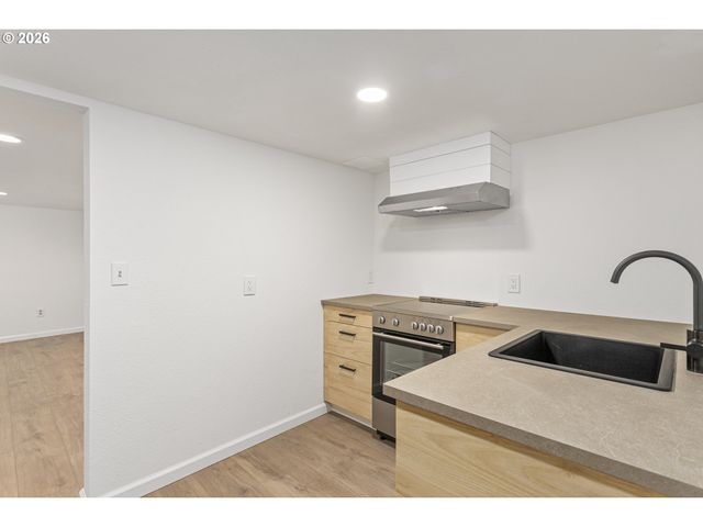 8130 Se MADISON St, Portland, OR 97215