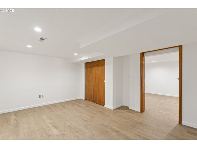 8130 Se MADISON St, Portland, OR 97215