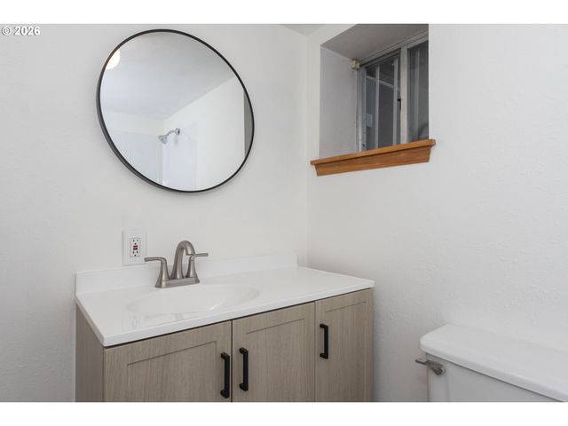 8130 Se MADISON St, Portland, OR 97215