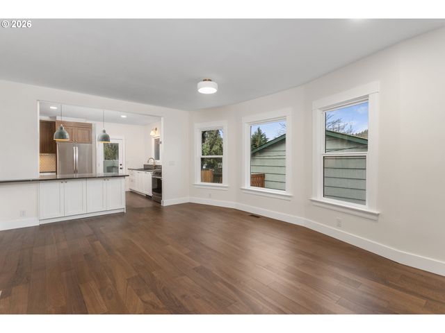 8130 Se MADISON St, Portland, OR 97215