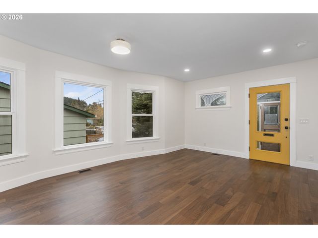 8130 Se MADISON St, Portland, OR 97215