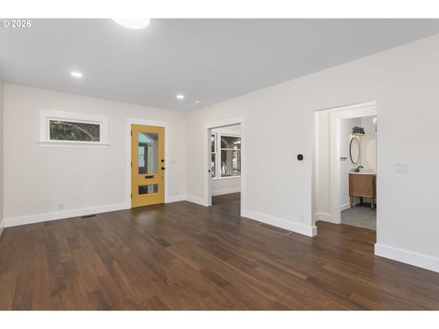 8130 Se MADISON St, Portland, OR 97215