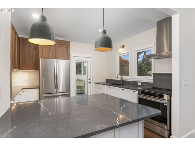 8130 Se MADISON St, Portland, OR 97215