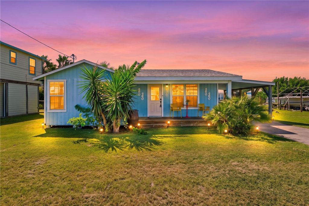 819 S Magnolia St, Rockport, TX 78382 — exterior