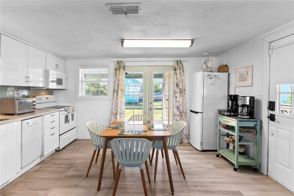 819 S Magnolia St, Rockport, TX 78382 — photo 2