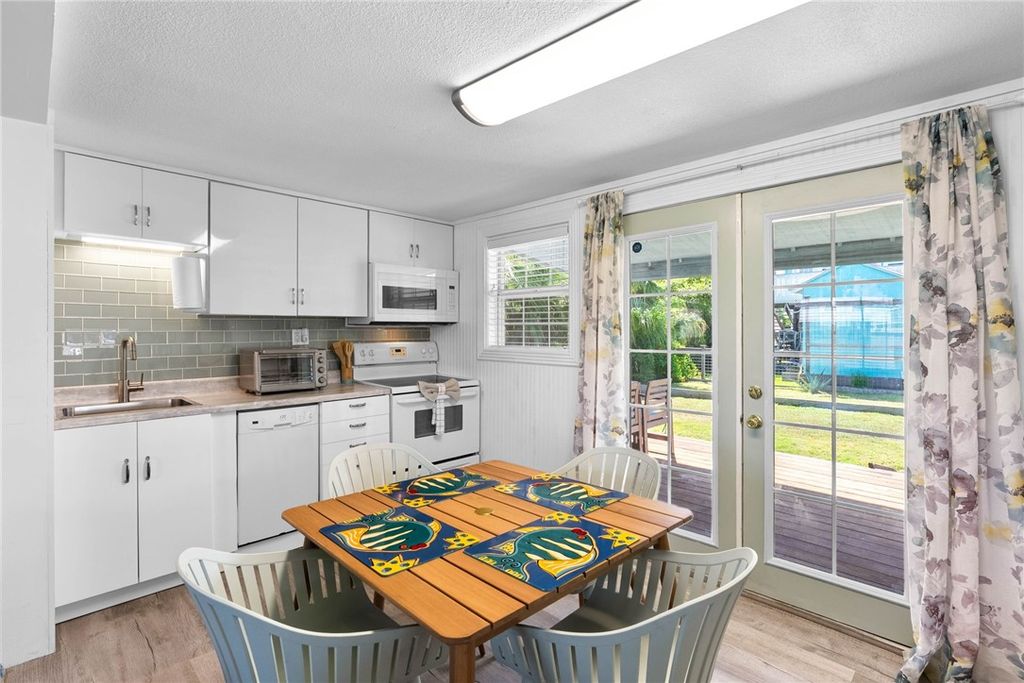 819 S Magnolia St, Rockport, TX 78382 — photo 3