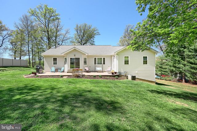680 CHESTNUT HILL RD, Hanover, PA 17331