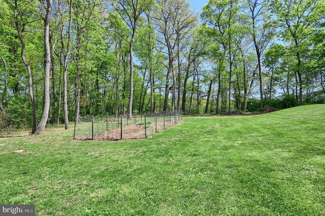 680 CHESTNUT HILL RD, Hanover, PA 17331