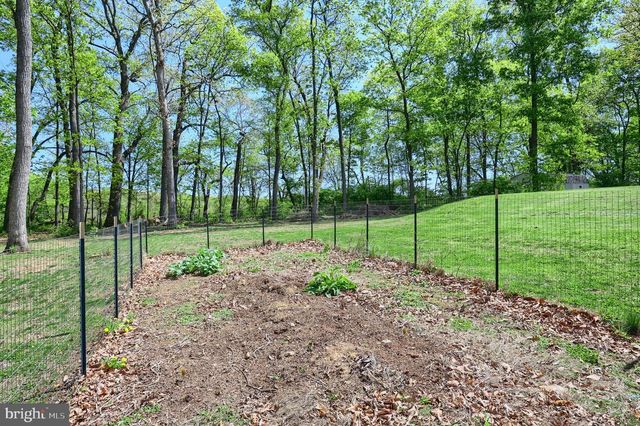 680 CHESTNUT HILL RD, Hanover, PA 17331