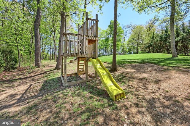 680 CHESTNUT HILL RD, Hanover, PA 17331