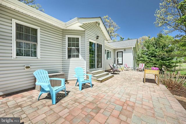 680 CHESTNUT HILL RD, Hanover, PA 17331