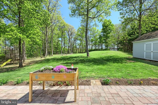 680 CHESTNUT HILL RD, Hanover, PA 17331