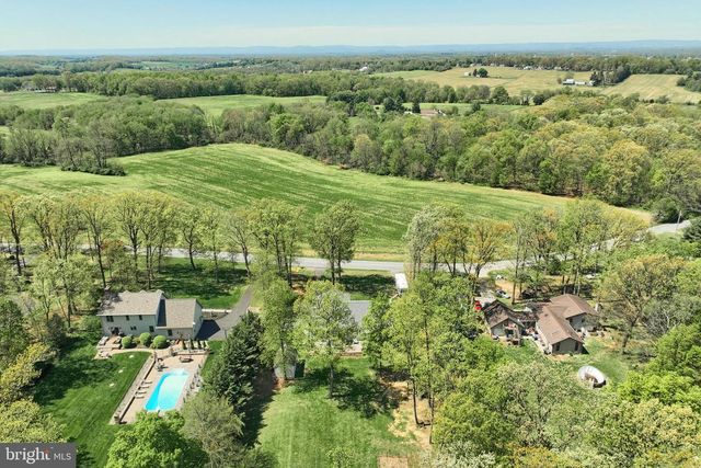 680 CHESTNUT HILL RD, Hanover, PA 17331