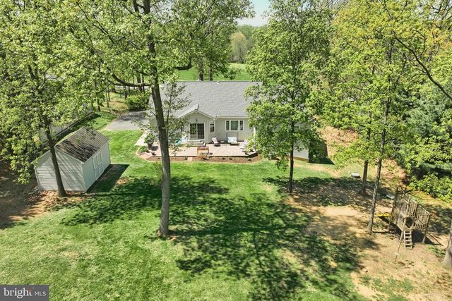 680 CHESTNUT HILL RD, Hanover, PA 17331