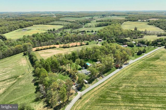 680 CHESTNUT HILL RD, Hanover, PA 17331
