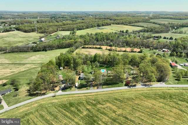 680 CHESTNUT HILL RD, Hanover, PA 17331