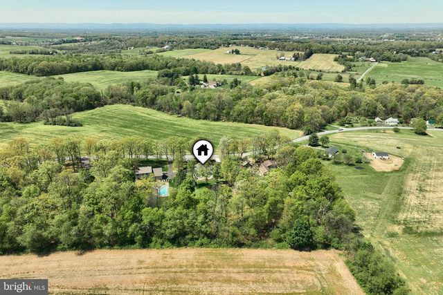680 CHESTNUT HILL RD, Hanover, PA 17331