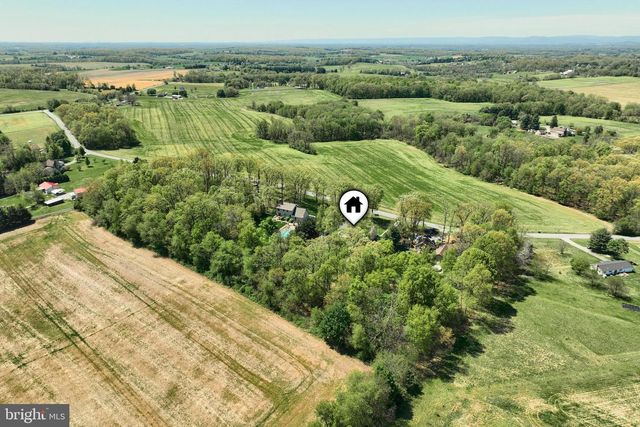 680 CHESTNUT HILL RD, Hanover, PA 17331