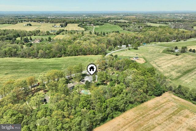 680 CHESTNUT HILL RD, Hanover, PA 17331