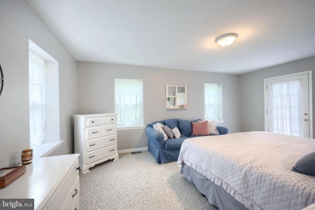 680 CHESTNUT HILL RD, Hanover, PA 17331