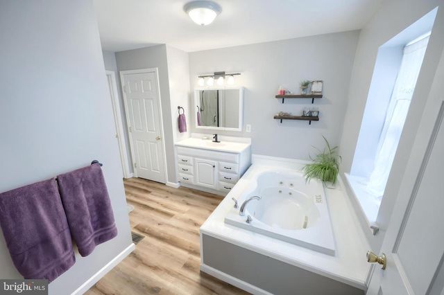 680 CHESTNUT HILL RD, Hanover, PA 17331