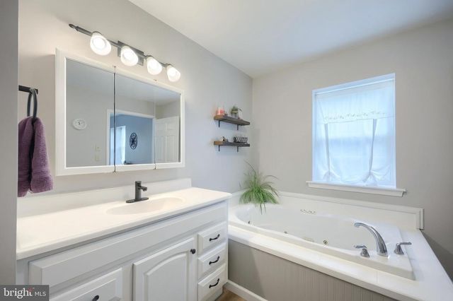 680 CHESTNUT HILL RD, Hanover, PA 17331