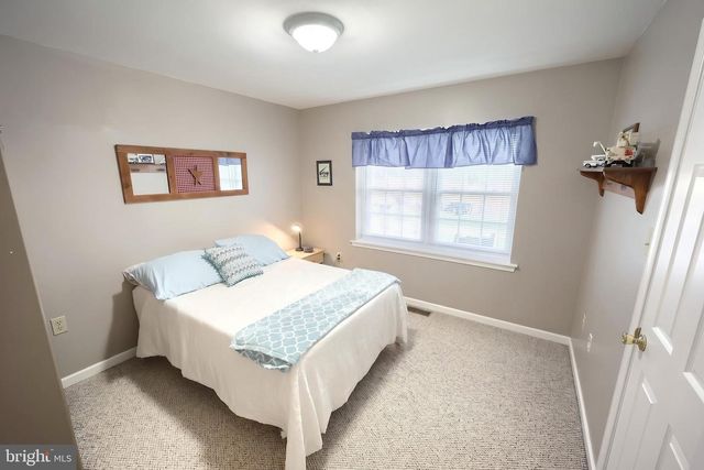 680 CHESTNUT HILL RD, Hanover, PA 17331