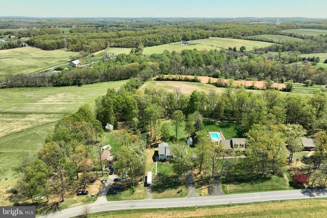 680 CHESTNUT HILL RD, Hanover, PA 17331