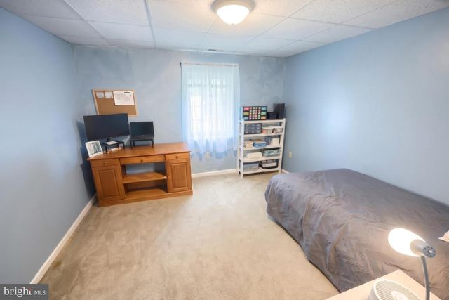 680 CHESTNUT HILL RD, Hanover, PA 17331