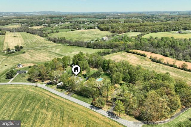 680 CHESTNUT HILL RD, Hanover, PA 17331