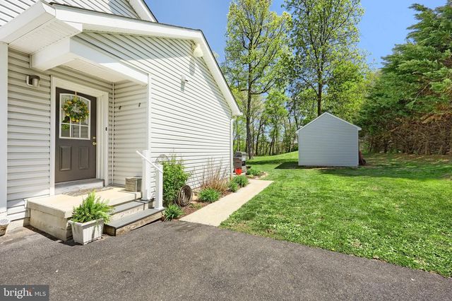 680 CHESTNUT HILL RD, Hanover, PA 17331