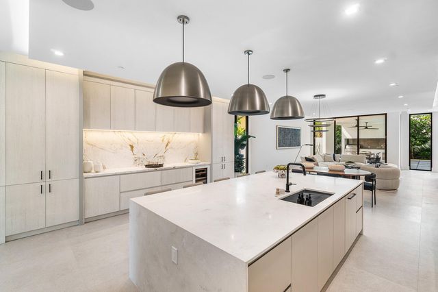 810 Palm Trail, Delray Beach, FL 33483