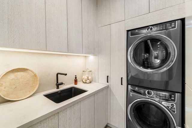 810 Palm Trail, Delray Beach, FL 33483