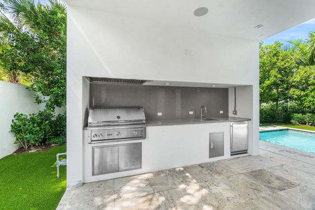 810 Palm Trail, Delray Beach, FL 33483