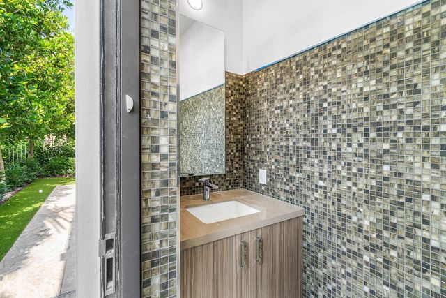 810 Palm Trail, Delray Beach, FL 33483