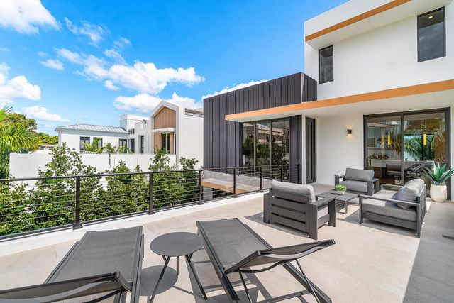 810 Palm Trail, Delray Beach, FL 33483