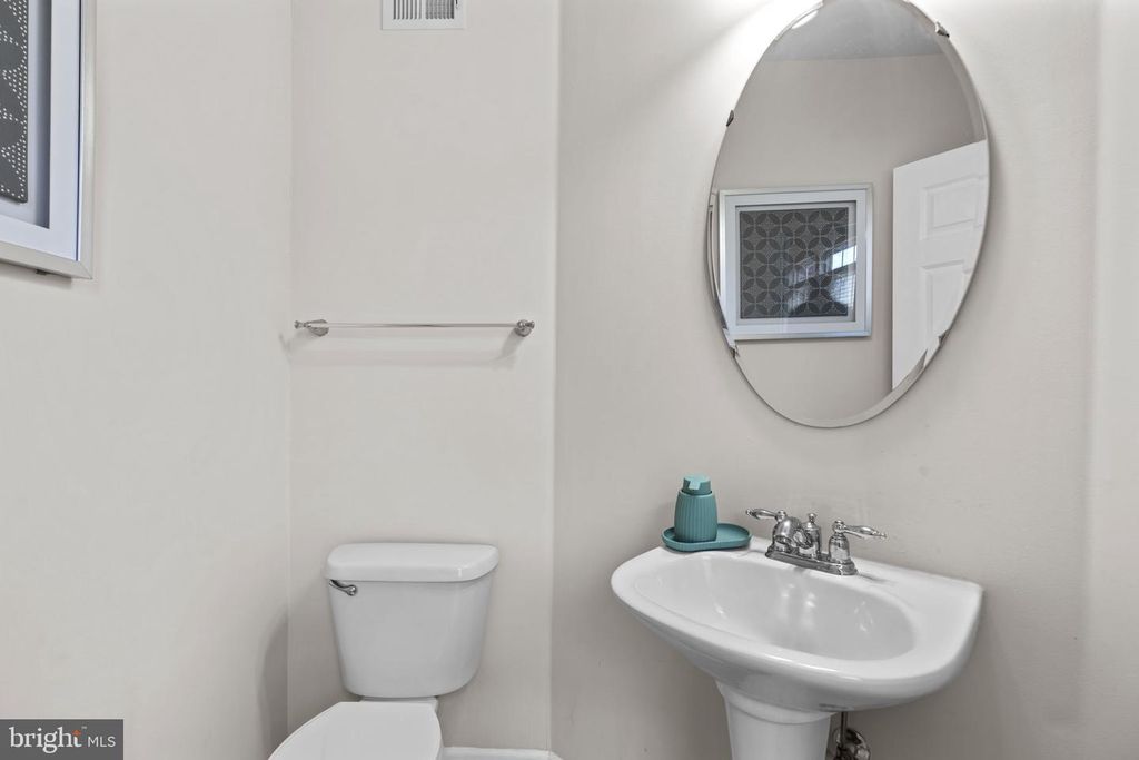 Image 18 of property listing at 4803 PORTSMOUTH RD #18, Ellicott City, MD 21042