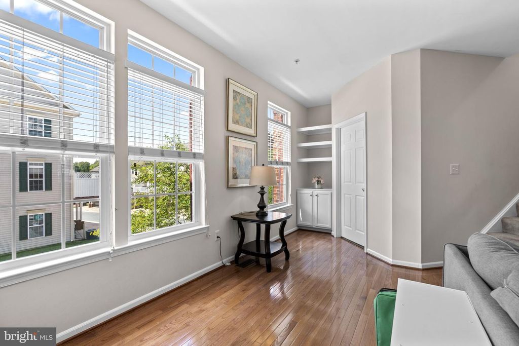 Image 7 of property listing at 4803 PORTSMOUTH RD #18, Ellicott City, MD 21042