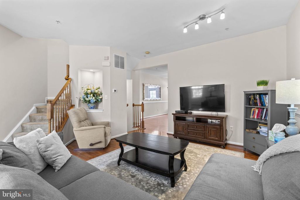 Image 8 of property listing at 4803 PORTSMOUTH RD #18, Ellicott City, MD 21042