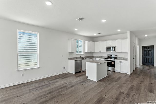 966 Bluegrass Pt, New Braunfels, TX 78130