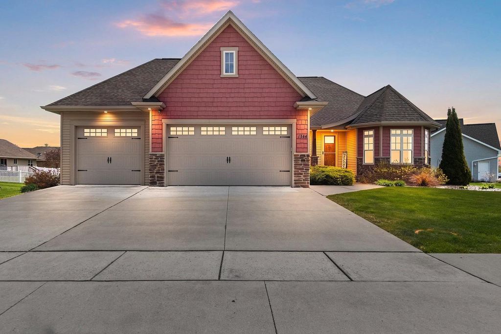 1344 LEAR LANE, De Pere, WI 54115