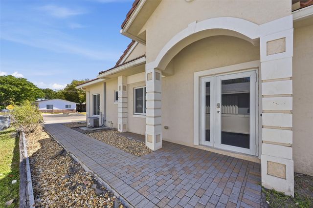 911 NE 12th Avenue, Pompano Beach, FL 33060