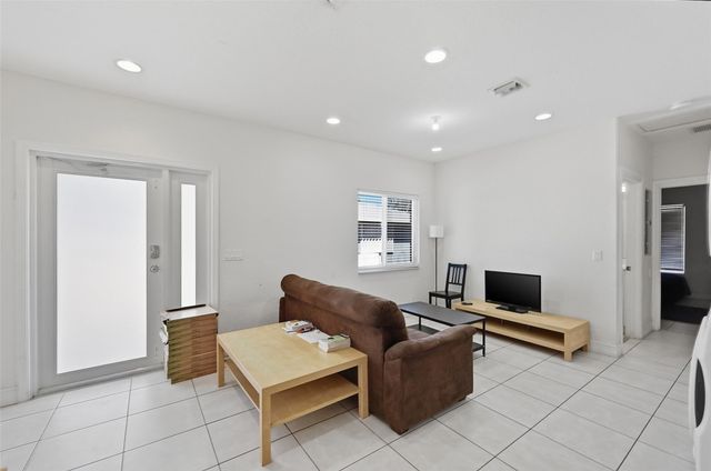 911 NE 12th Avenue, Pompano Beach, FL 33060