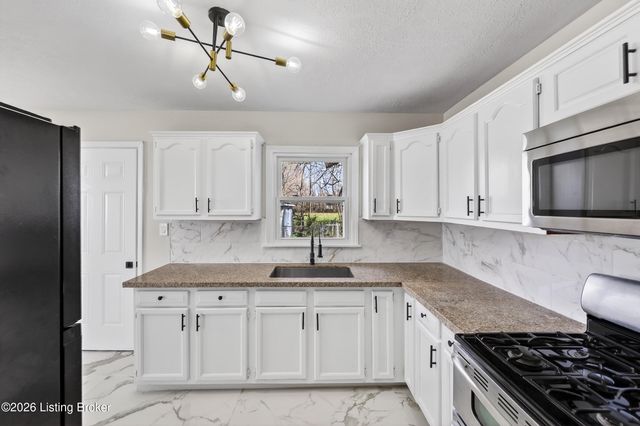 10413 Grafton Hall Rd, Louisville, KY 40272