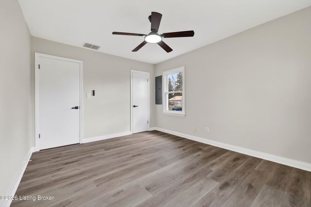 10413 Grafton Hall Rd, Louisville, KY 40272