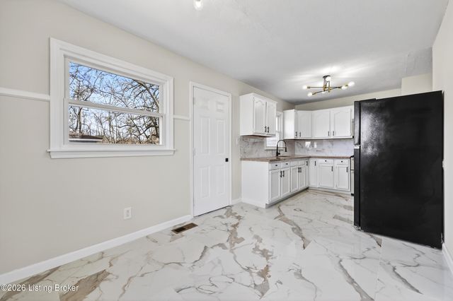 10413 Grafton Hall Rd, Louisville, KY 40272