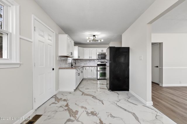 10413 Grafton Hall Rd, Louisville, KY 40272