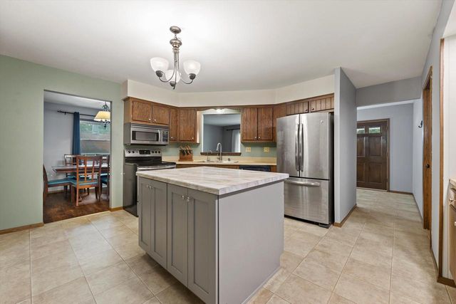2010 Dixie DRIVE, Waukesha, WI 53189